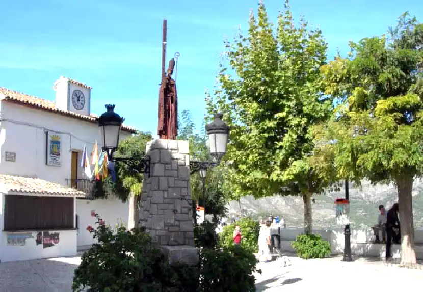 Guadalest Town Square, with Town Hall behind the statue and light feature