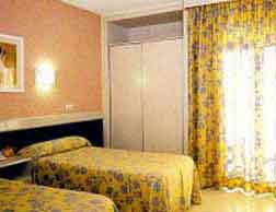 Hotel Rialto Benidorm twin bedroom